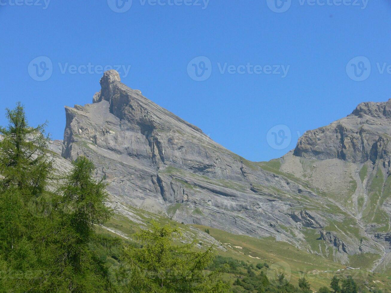 une Montagne avec une grand Roche formation photo