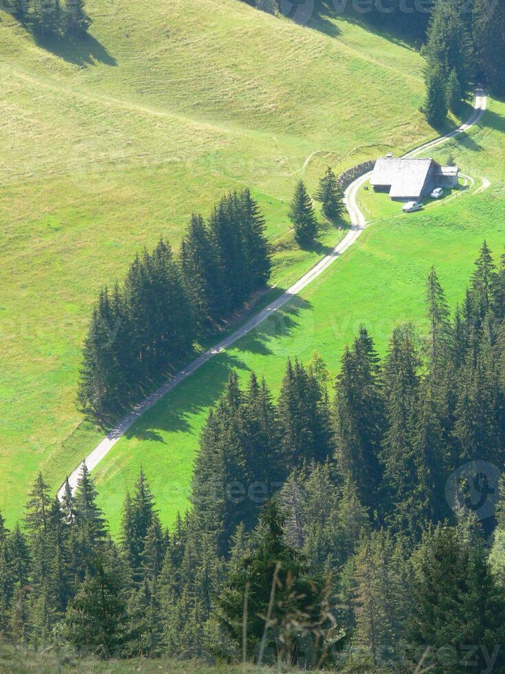 une petit maison sur une flanc de coteau avec une route photo