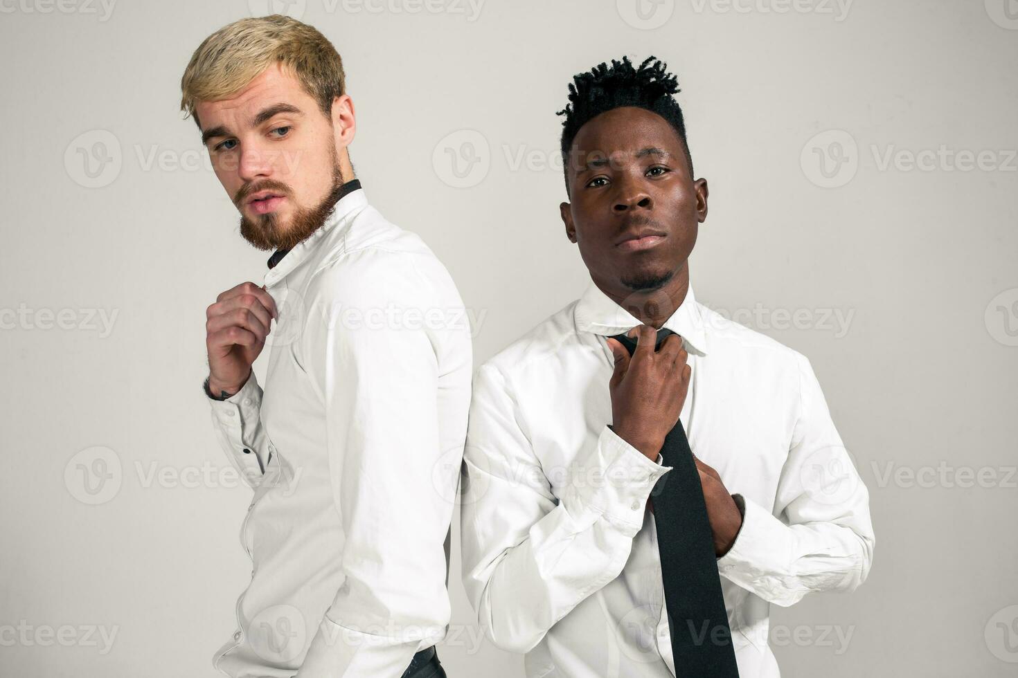 international relation amicale concept. studio coup de deux élégant Jeune Hommes sur blanc Contexte photo