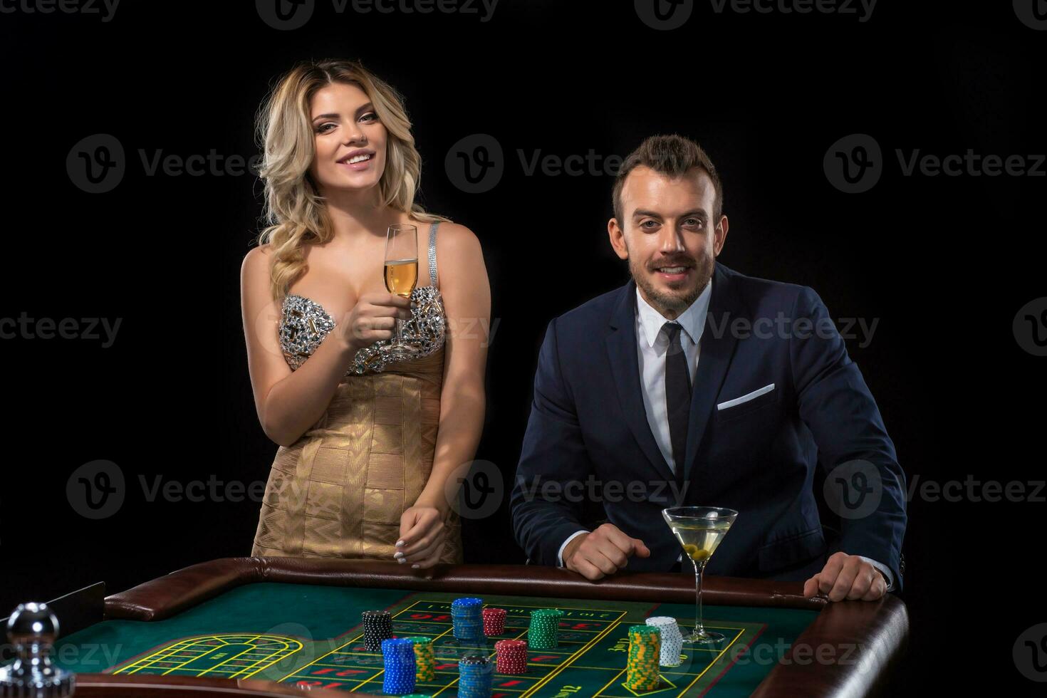 couple jeux d'argent à roulette table dans casino photo