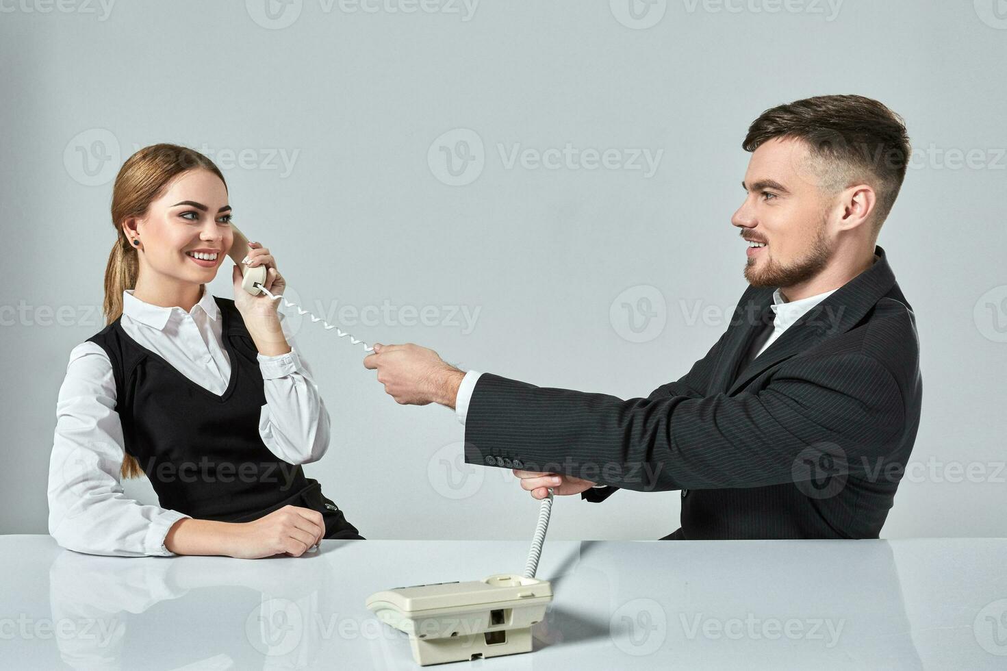 image de homme et femme avec Téléphone à le table photo