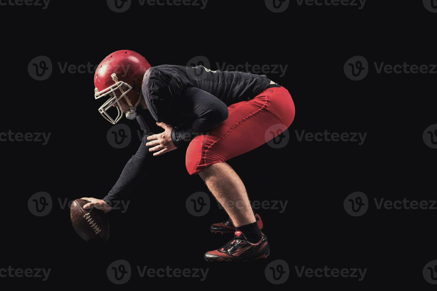 Football joueur sur foncé Contexte photo