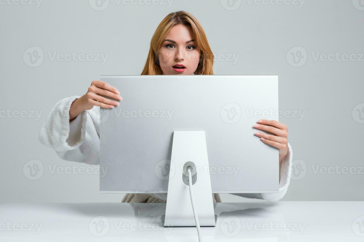 Jeune femme séance dans le table et en utilisant ordinateur photo