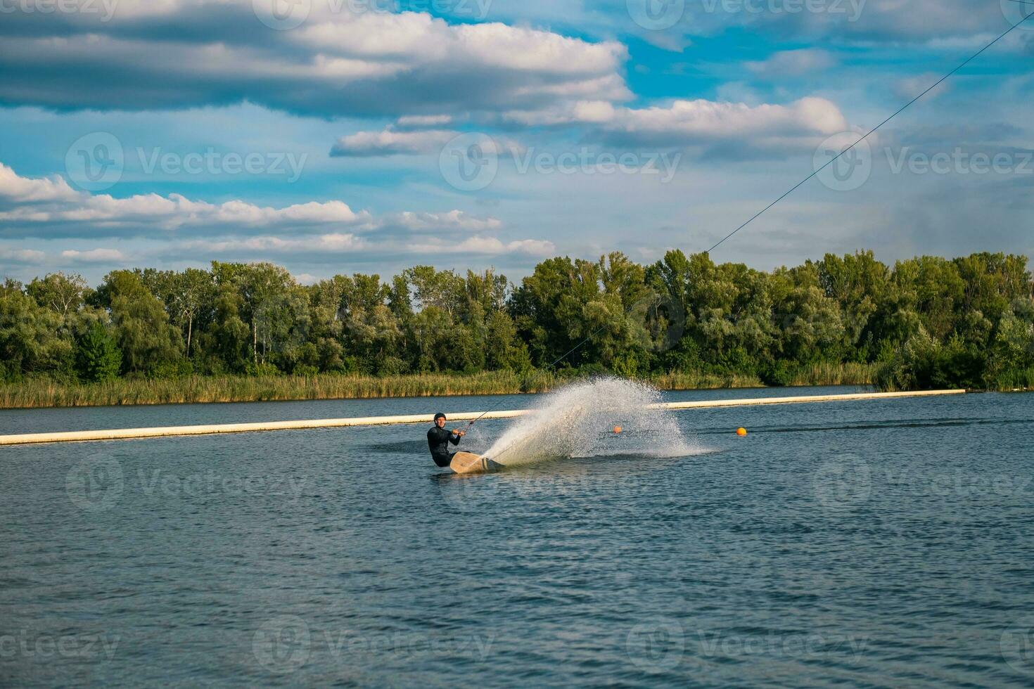 expérimenté wakeboarder glisse sur l'eau avec planche bord, création éclaboussures photo