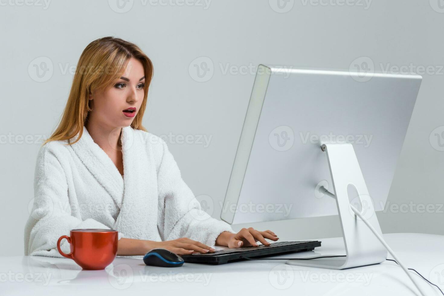 Jeune femme séance dans le table et en utilisant ordinateur photo