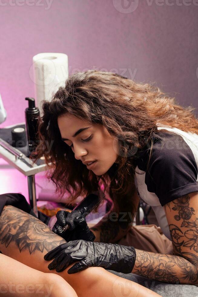 femelle tatoueur création noir et blanc fleur conception sur cuisse de client photo