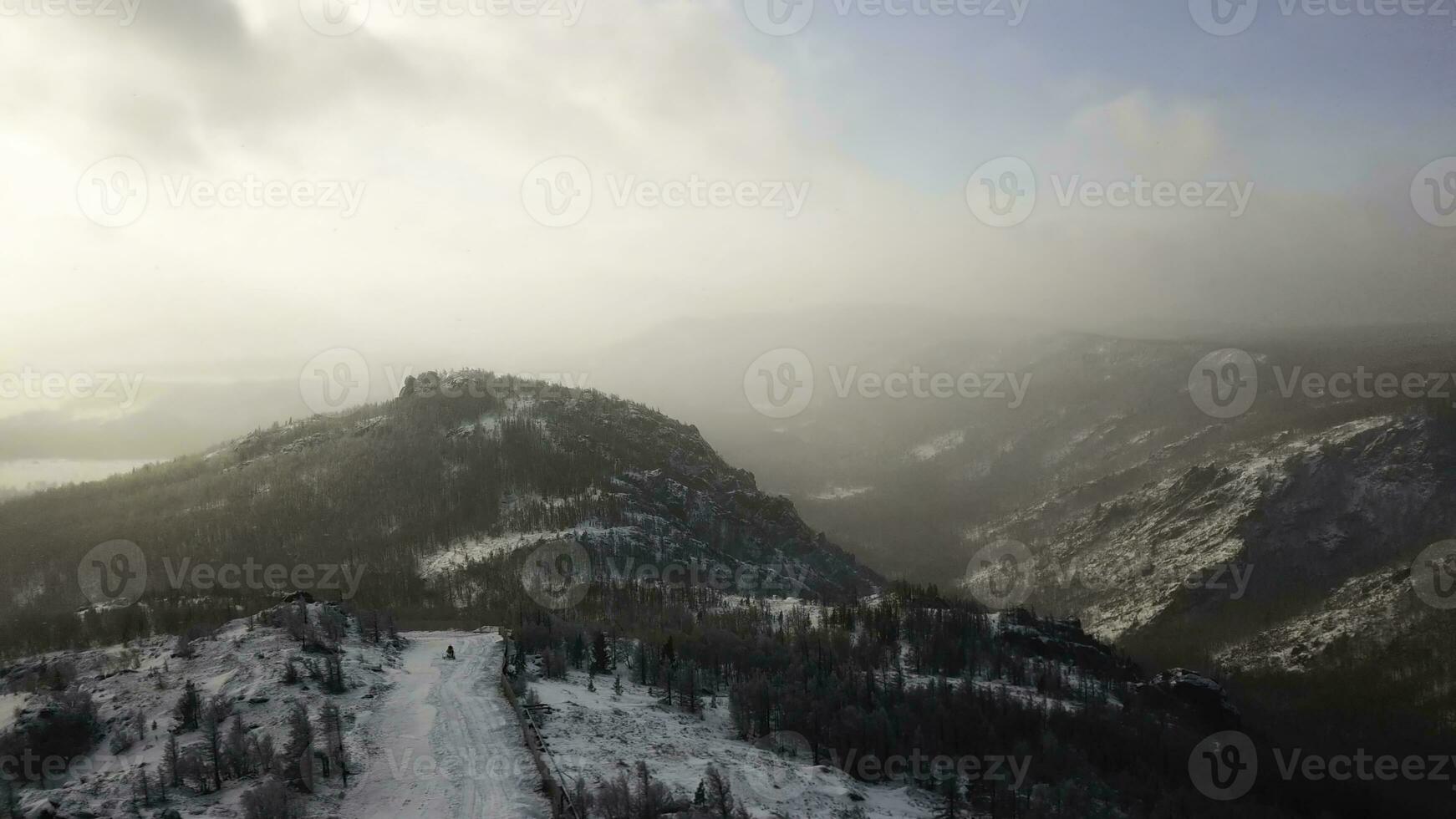 aérien vue de ski recours avec neigeux pin des arbres. Stock images. en volant plus de le ski ou snowboard Piste sur blanc neige entouré par dense forêt dans hiver saison, Voyage et sport concept. photo