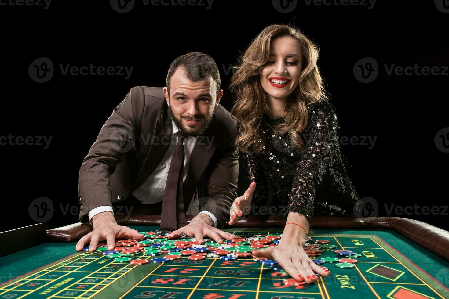 homme avec femme en jouant roulette à le casino. dépendance à le photo