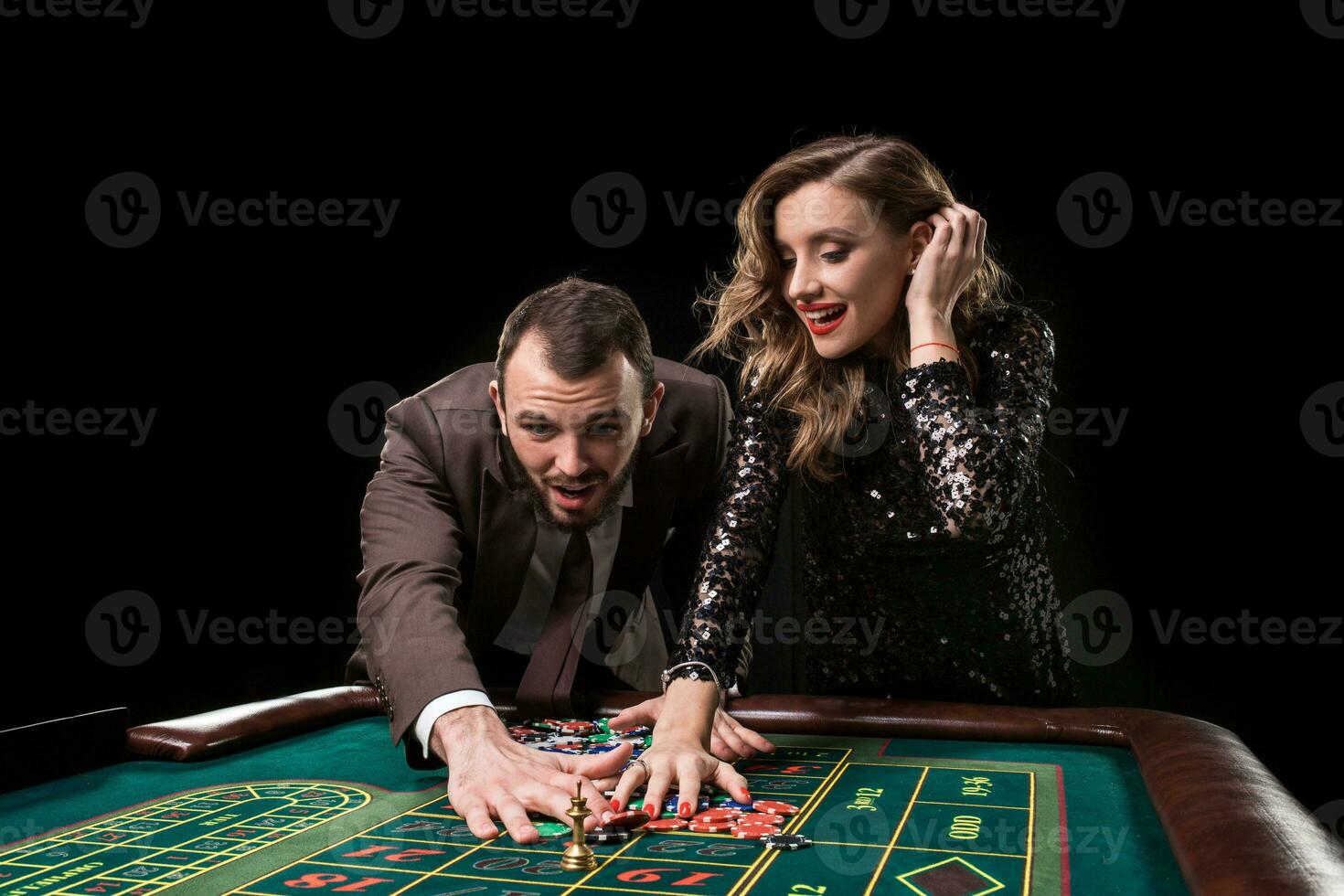 homme avec femme en jouant roulette à le casino. dépendance à le photo