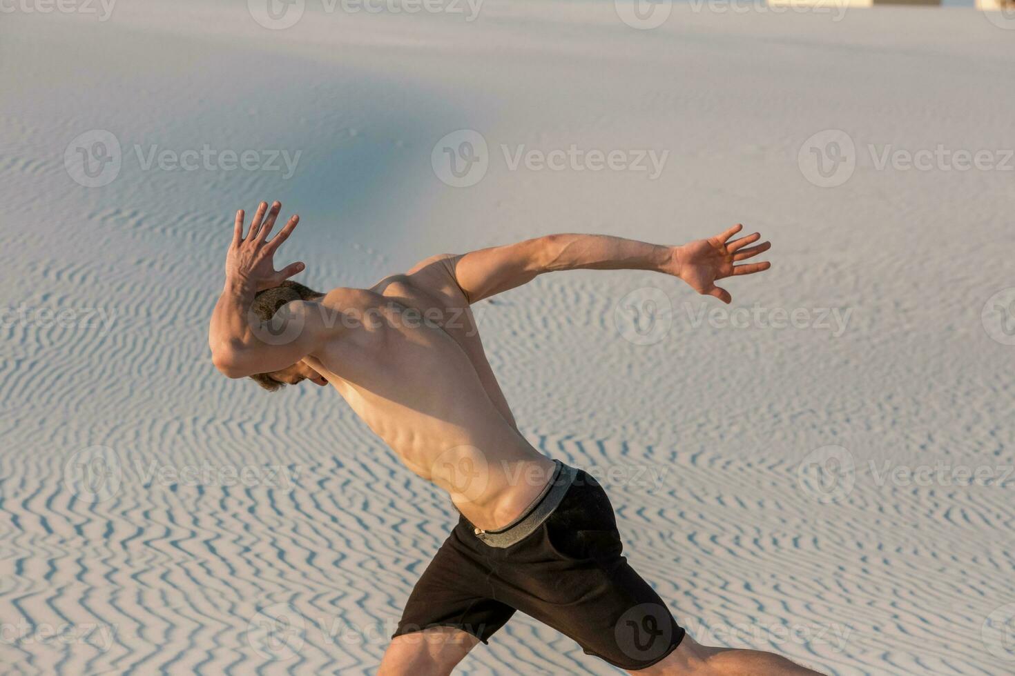en forme homme fonctionnement vite sur le sable. puissant coureur formation Extérieur sur été. photo