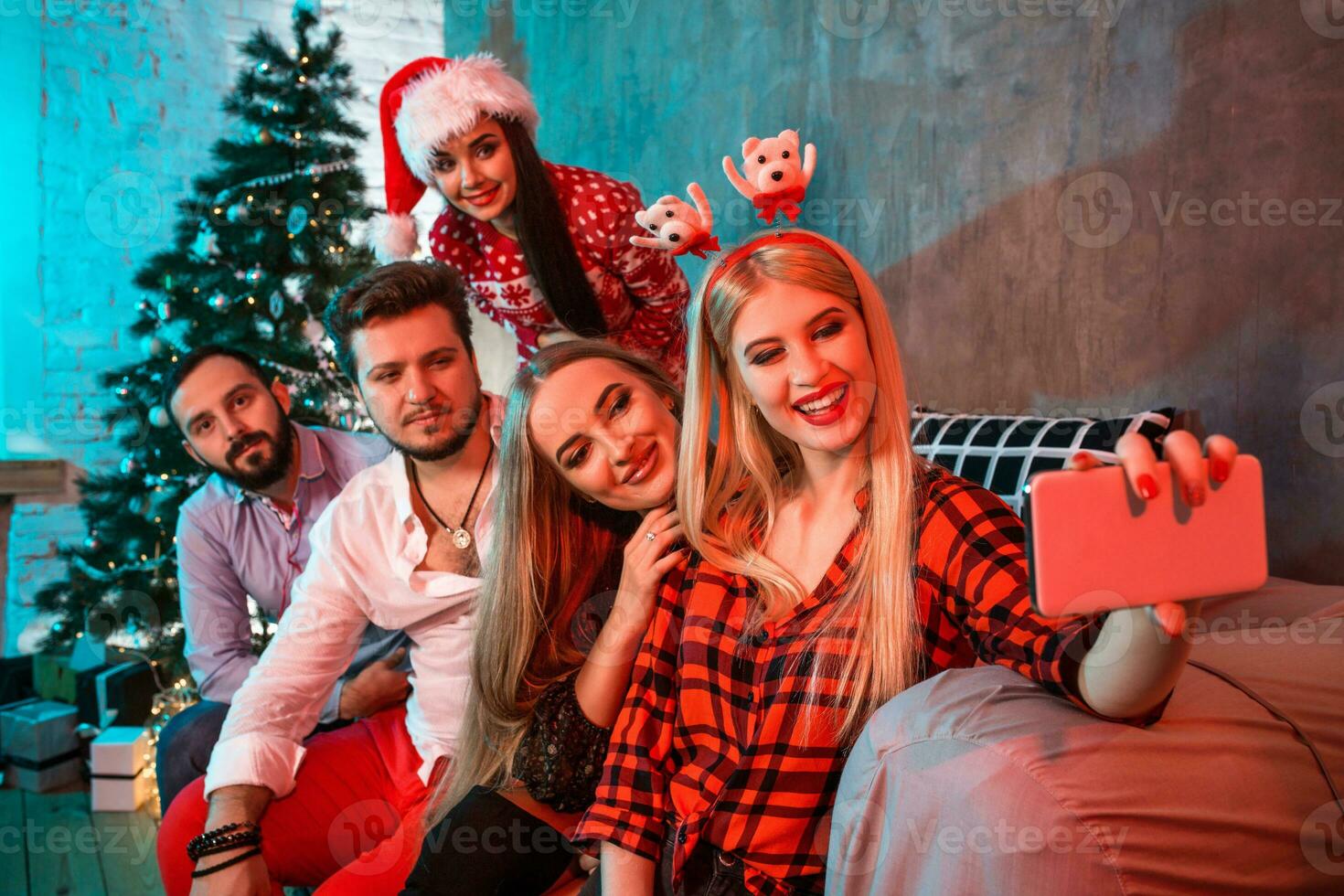 copains fabrication selfie tandis que célébrer Noël ou Nouveau année veille à Accueil photo