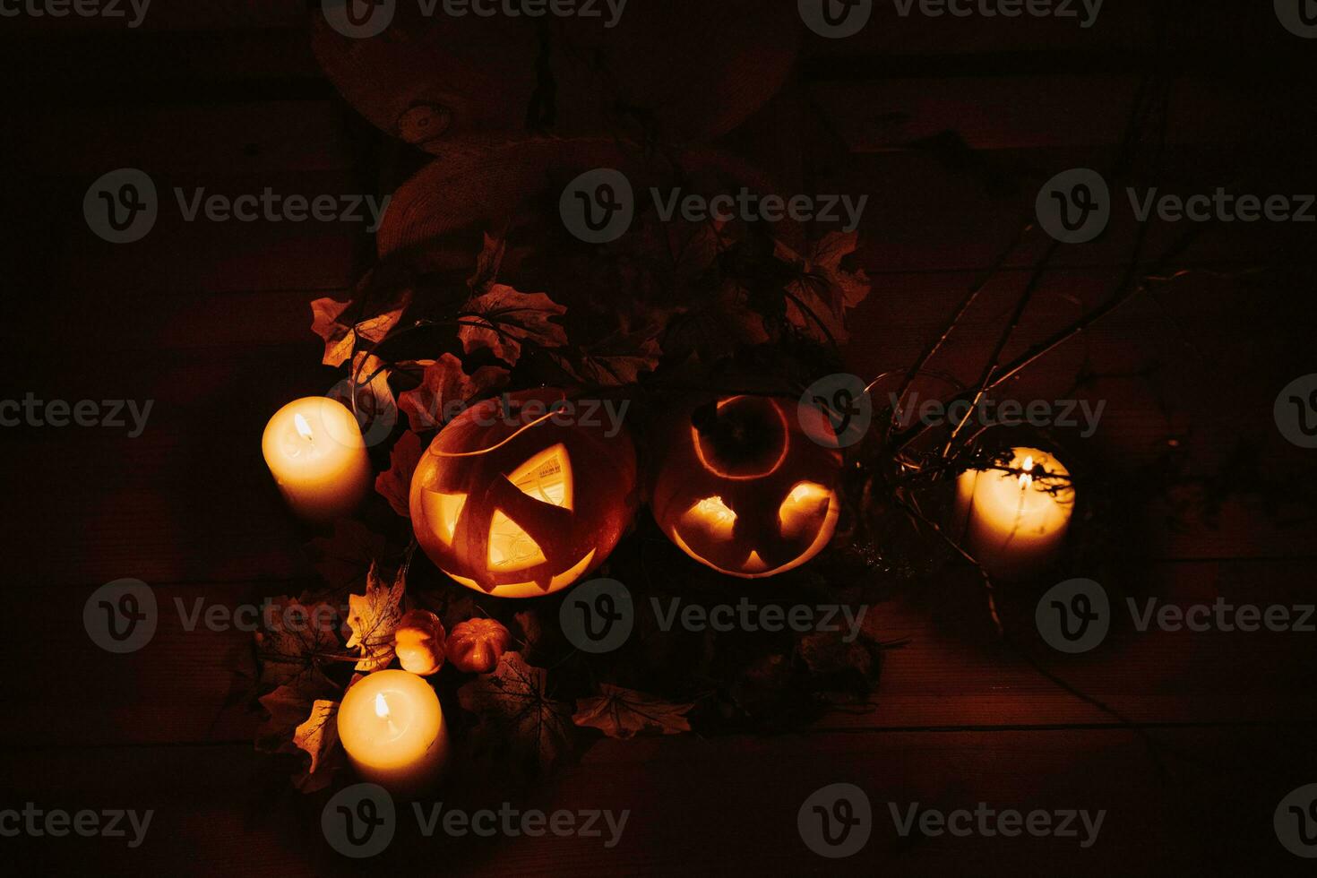 Halloween citrouilles et bougies sur en bois Contexte. Halloween concept. photo