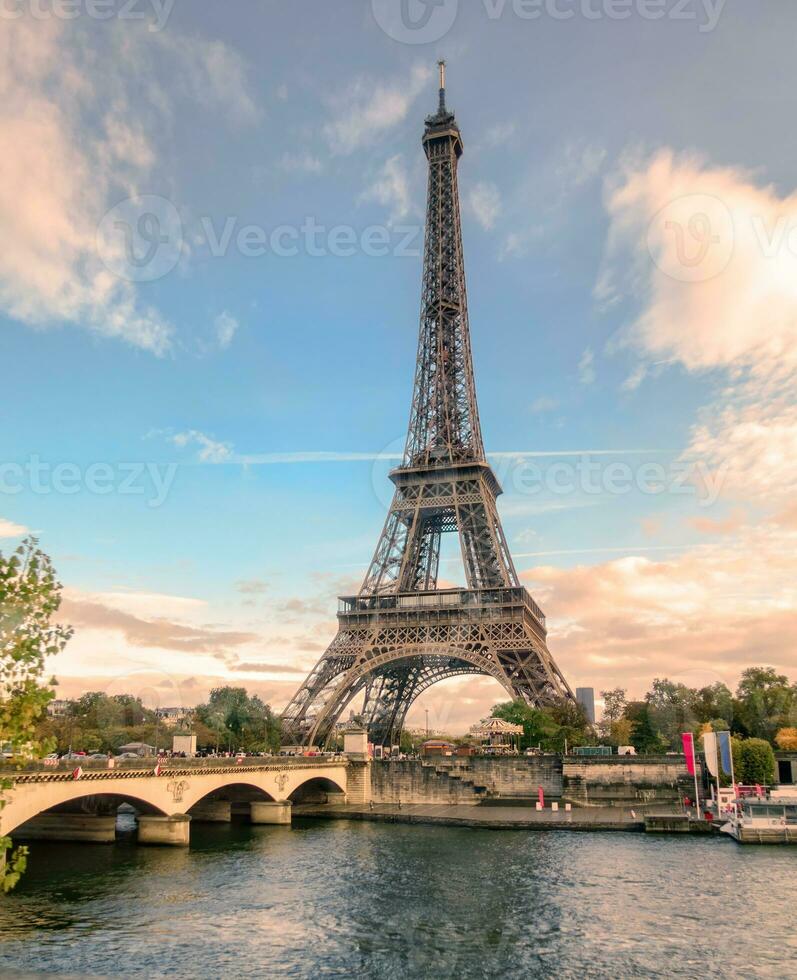 magnifique Eiffel la tour sur Seine rivière photo