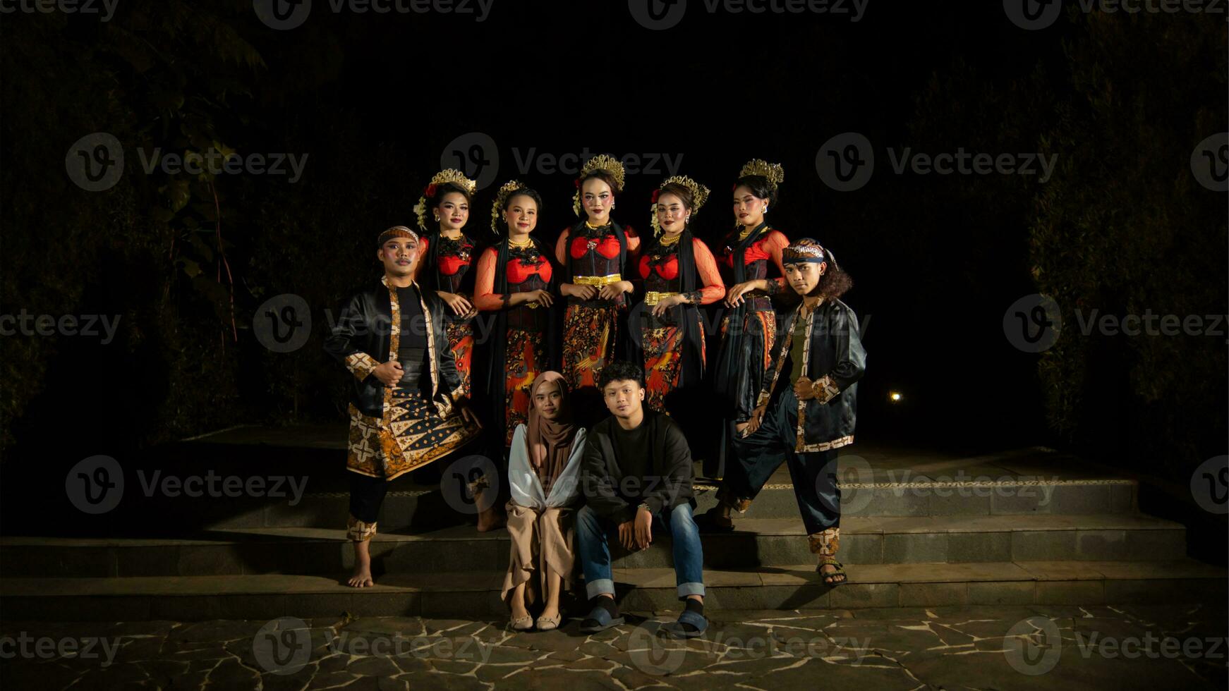 une groupe de danseurs supporter grand comme rouge costumes fournir une spectaculaire et gracieux contraste photo