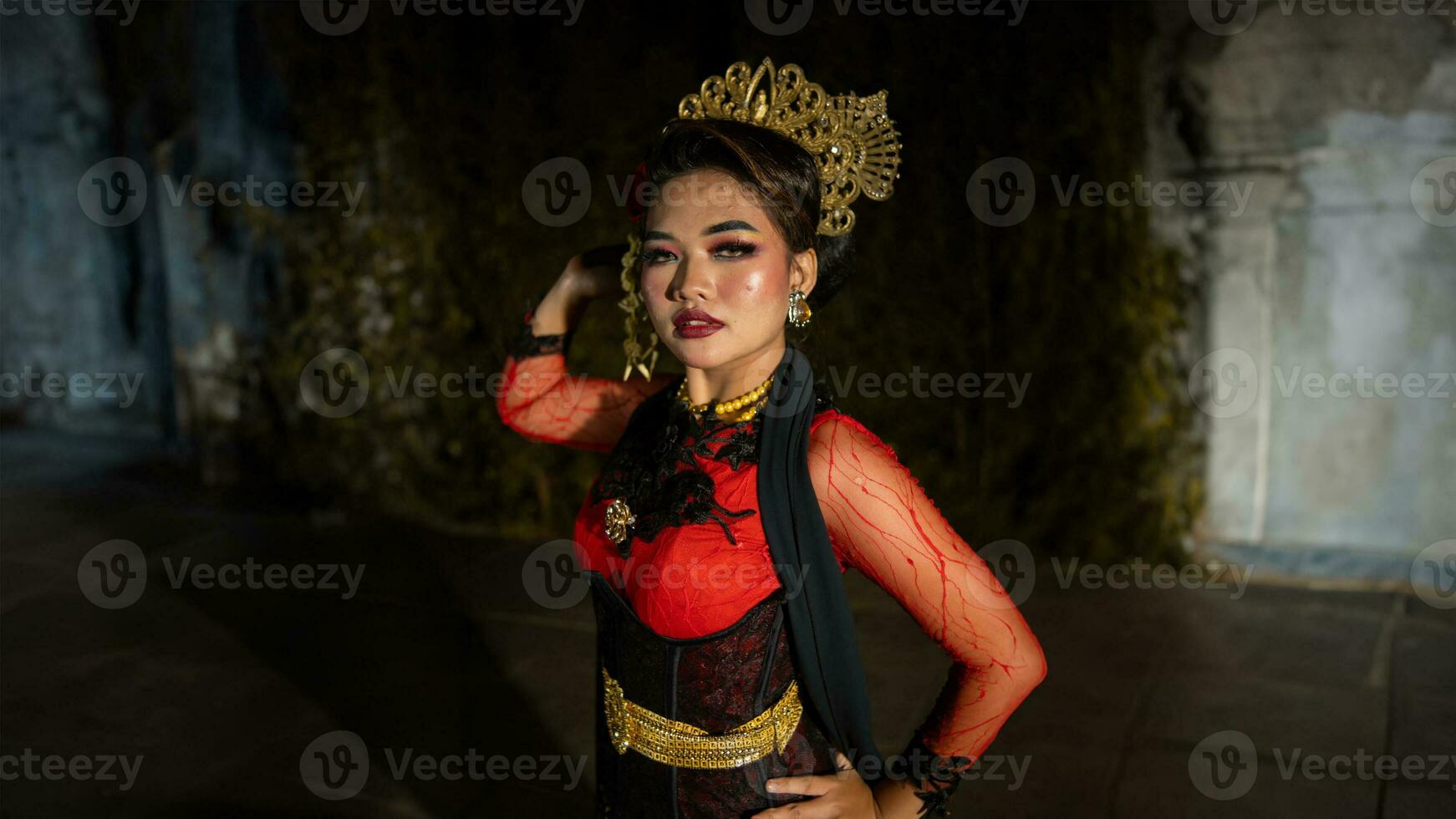 un indonésien Danseur avec faciale expressions cette rayonner beauté et bonheur danses et captive le public photo
