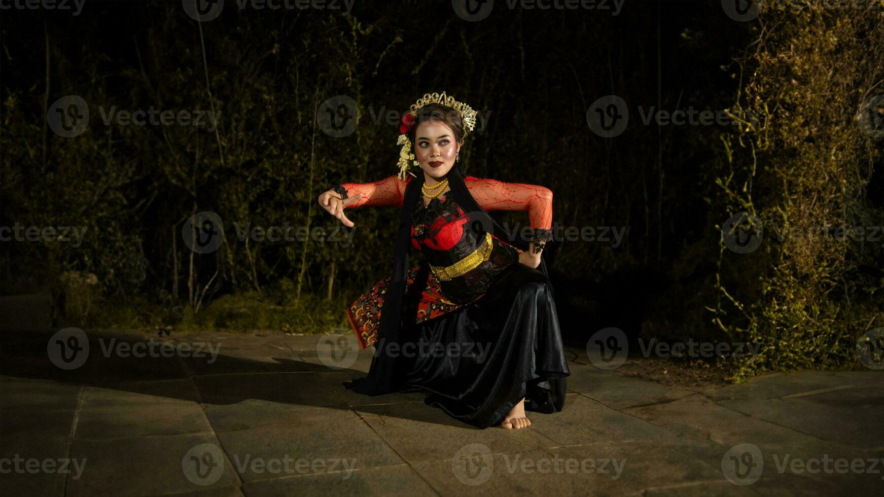 une Javanais Danseur fait du souple et écoulement mouvements dans temps avec le rythme de le la musique photo