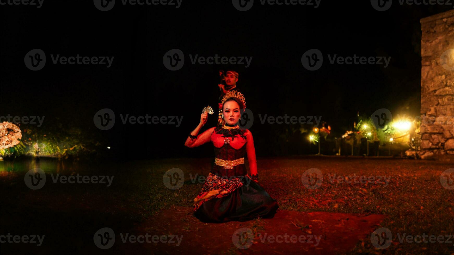 une femelle Danseur dans une rouge costume Sam dans le silence de le nuit lequel renforcé le tristesse photo