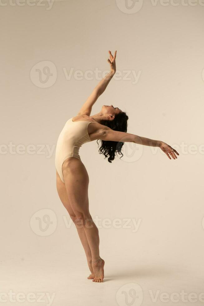 une femme sauter en haut dans le air photo