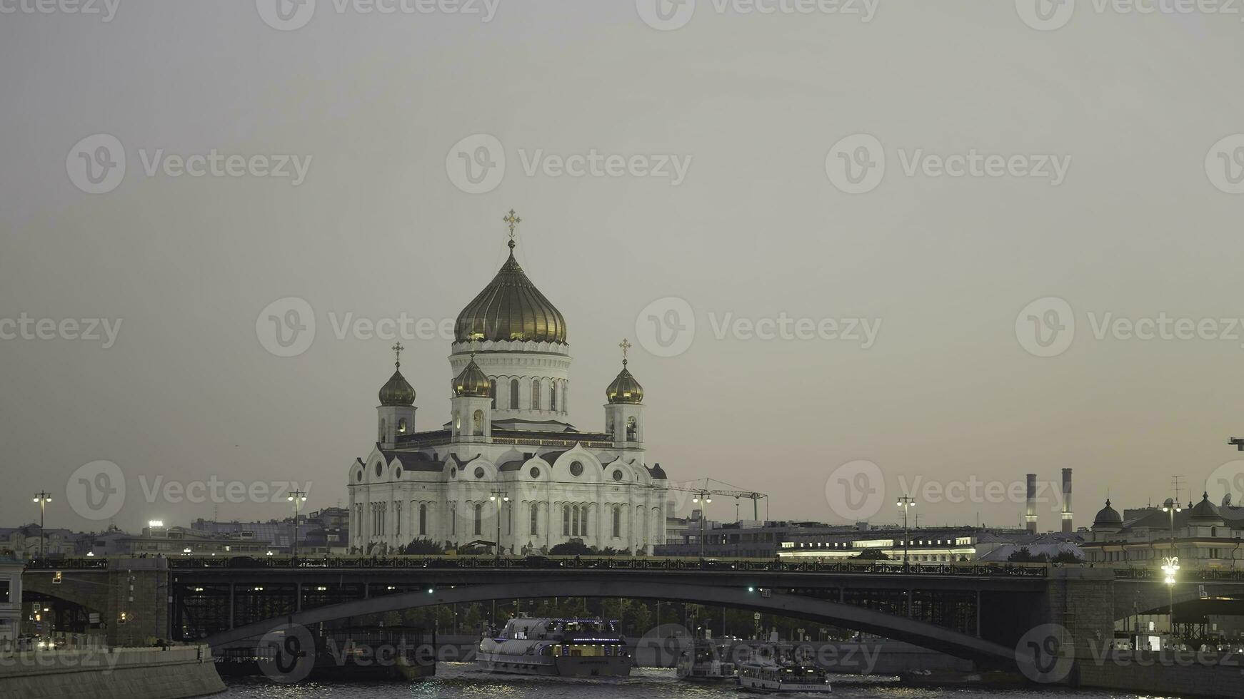 aérien vue de magnifique vieux cathédrale bâtiment et Moscou rivière sur le coucher du soleil ciel Contexte. action. gros des églises avec d'or dômes et le pont, concept de architecture. photo