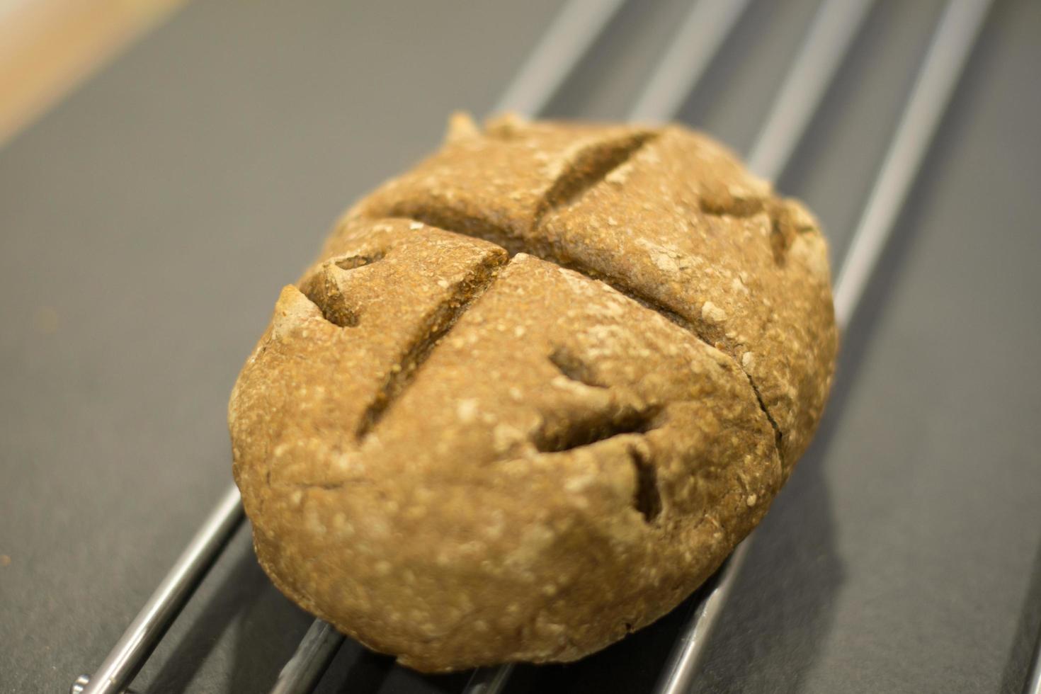pain fait maison avec de la farine écologique sur un comptoir noir photo