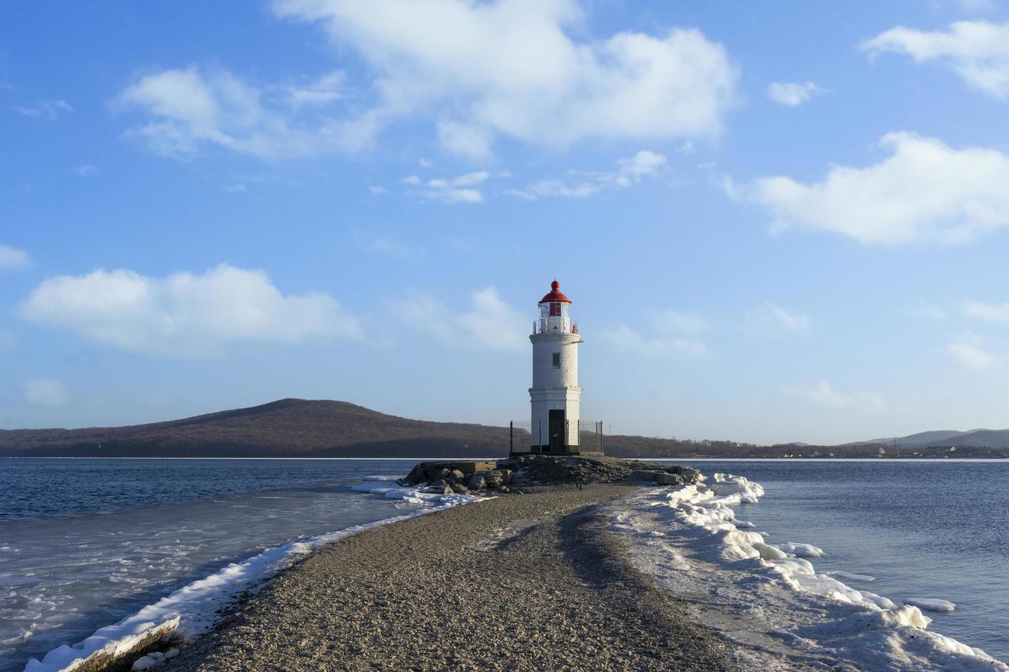 paysage marin avec le phare de tokarevsky. vladivostok, russie photo