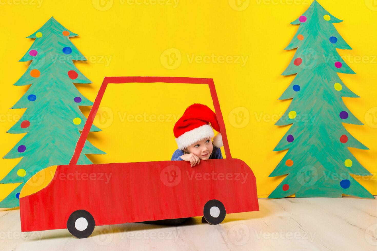 enfant dans rouge Noël auto. Noël vacances concept photo