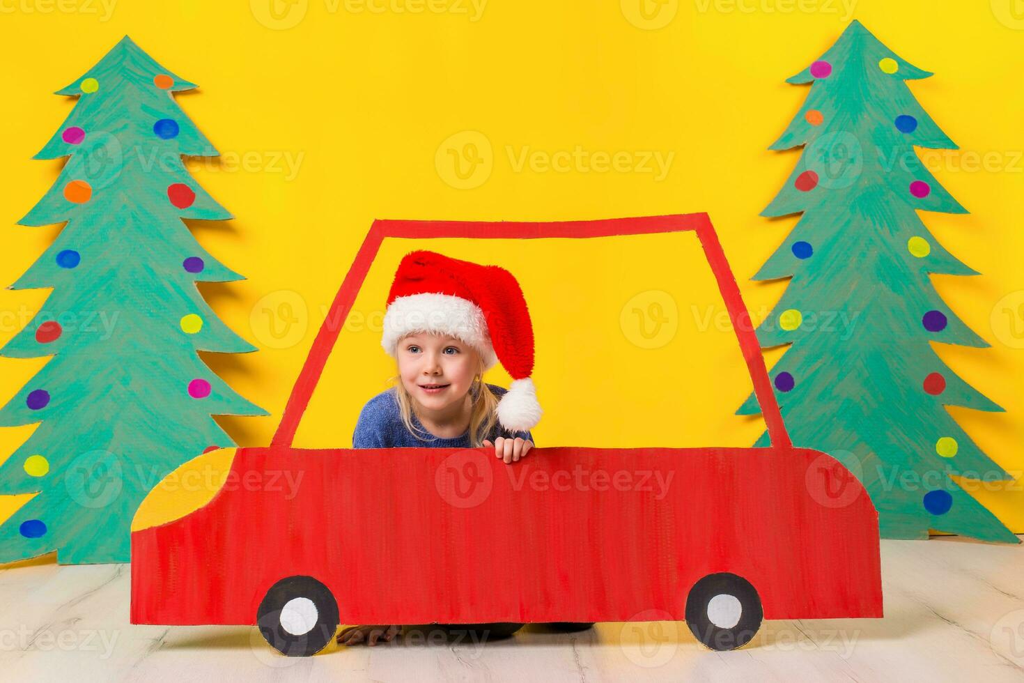 enfant dans rouge Noël auto. Noël vacances concept photo