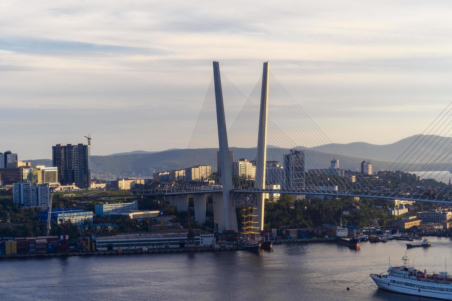 paysage urbain avec vue sur le pont d'or. vladivostok, russie photo