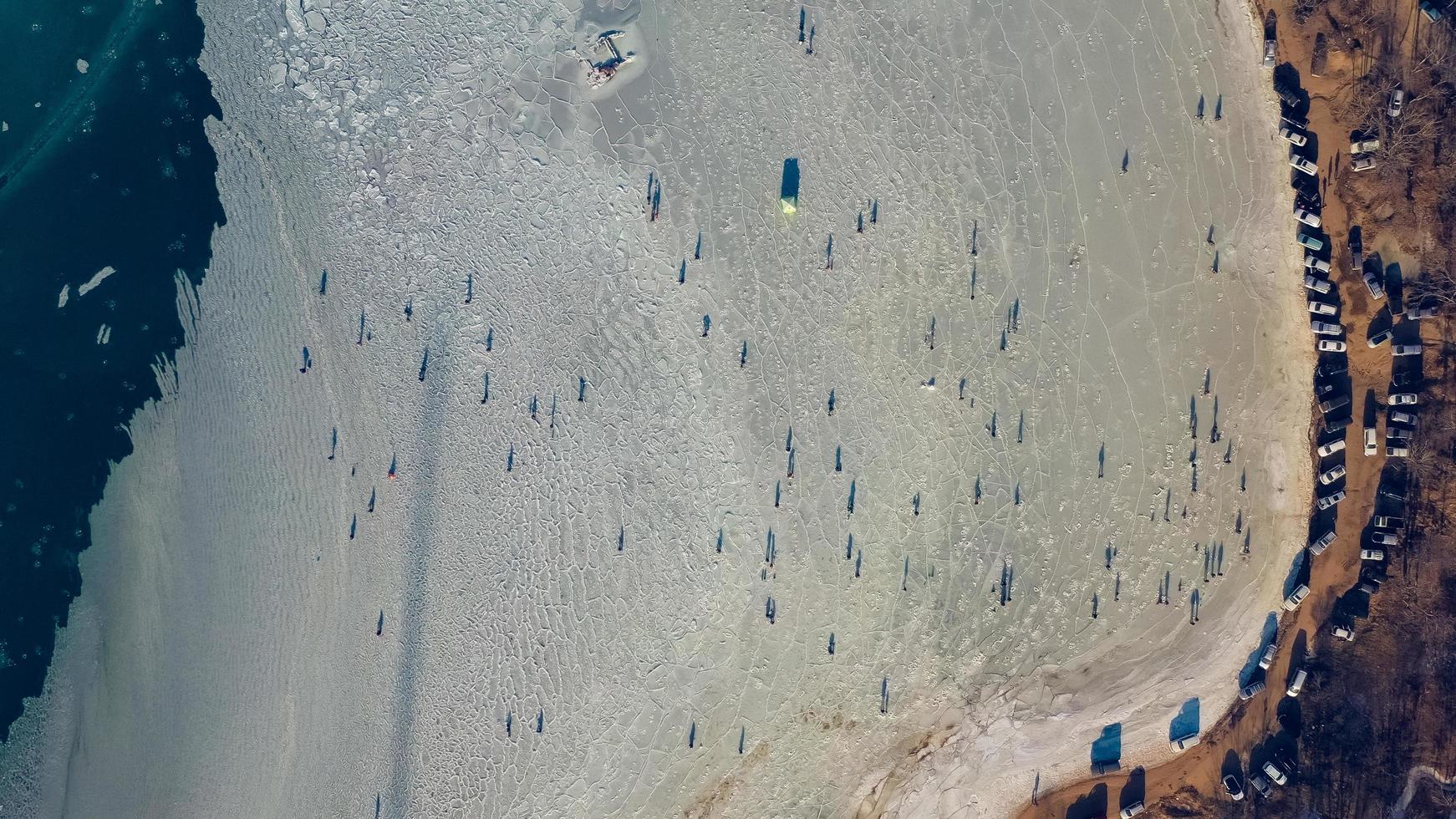 vue aérienne de la surface de la glace avec des pêcheurs. photo