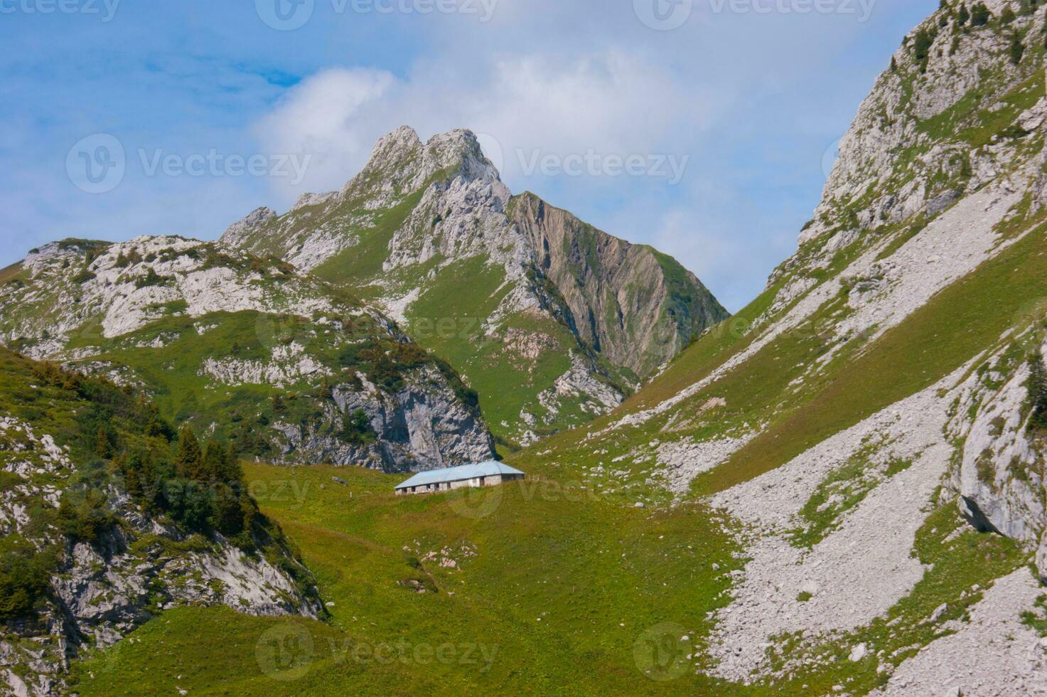 une petit maison dans le milieu de une Montagne photo