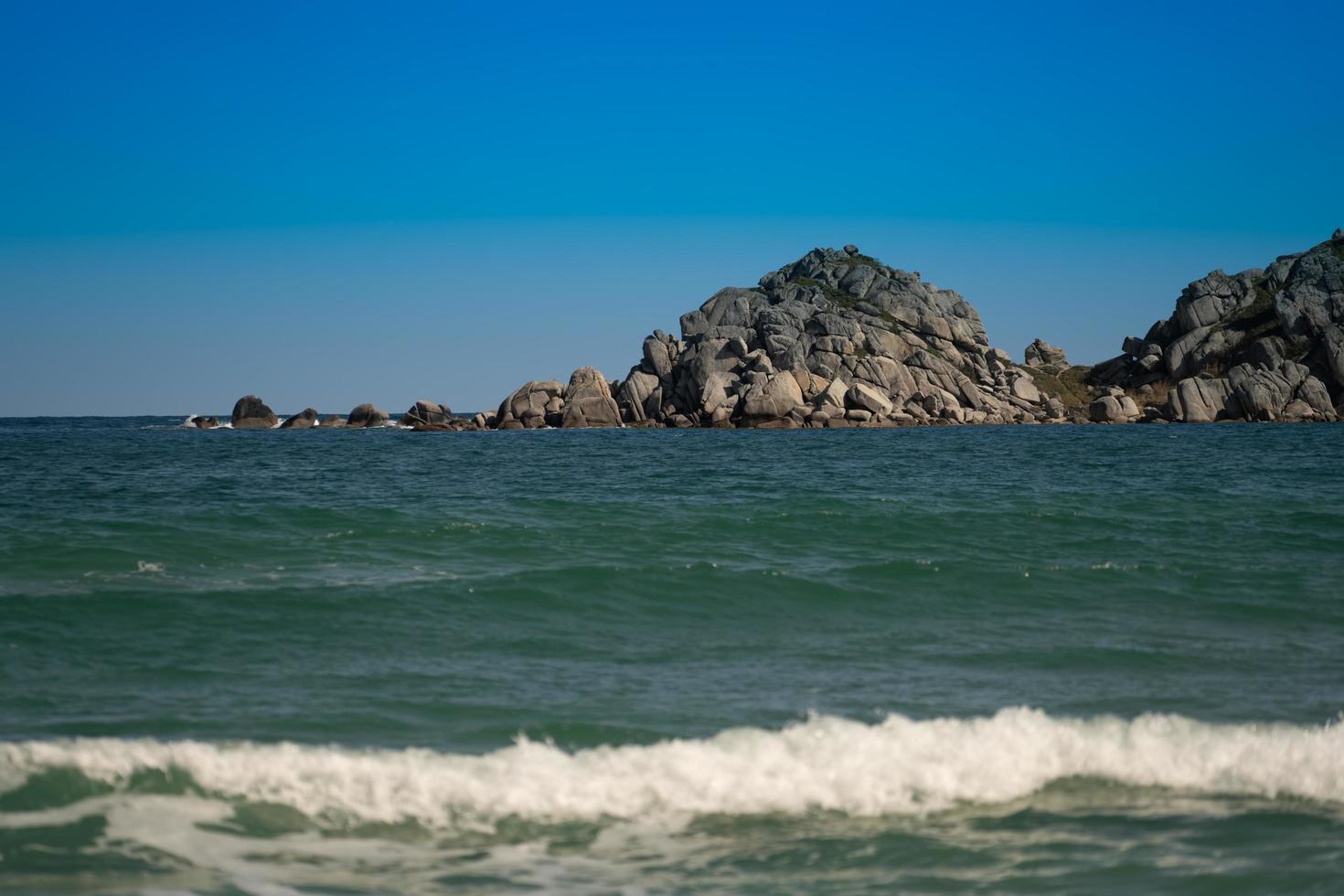 paysage marin avec vue sur de beaux rochers. photo