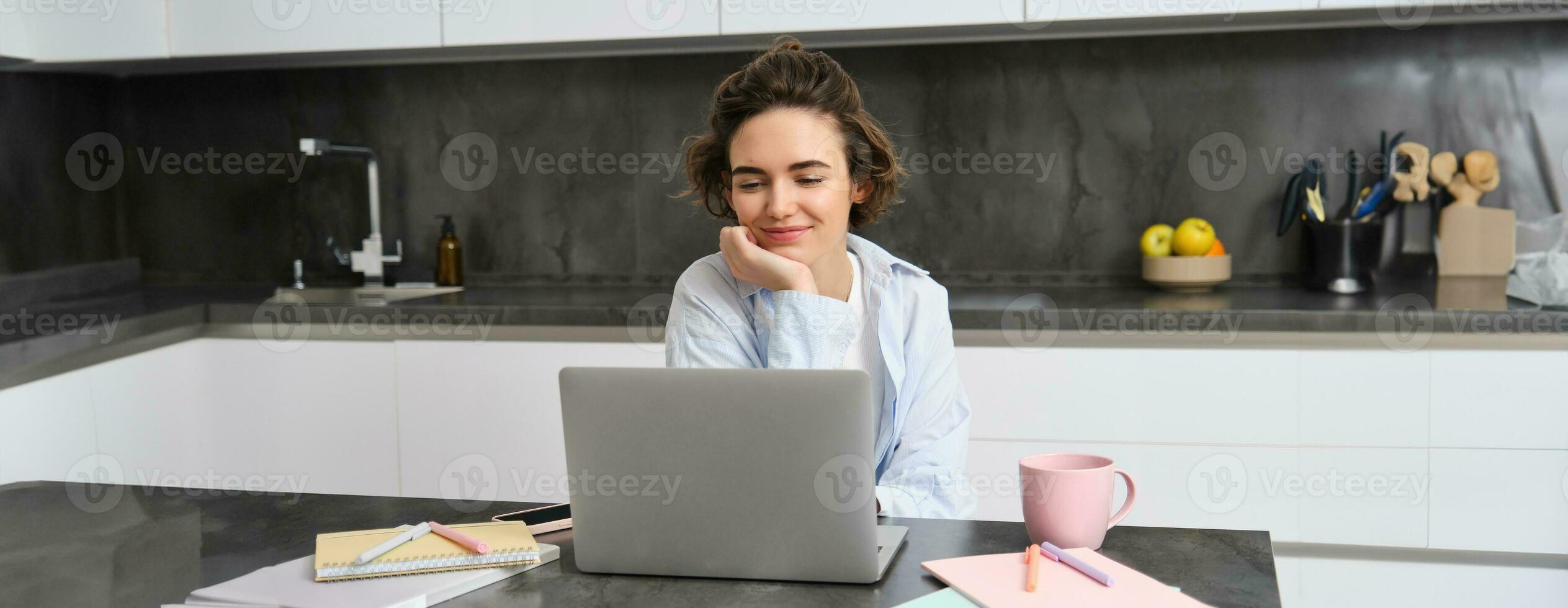 portrait de Jeune professionnel femme, travaux de maison, regards à ordinateur portable, études en ligne, connecte à une séminaire en ligne, travail éloigné réunion via ordinateur, vidéo chats avec tuteur de cours site Internet photo