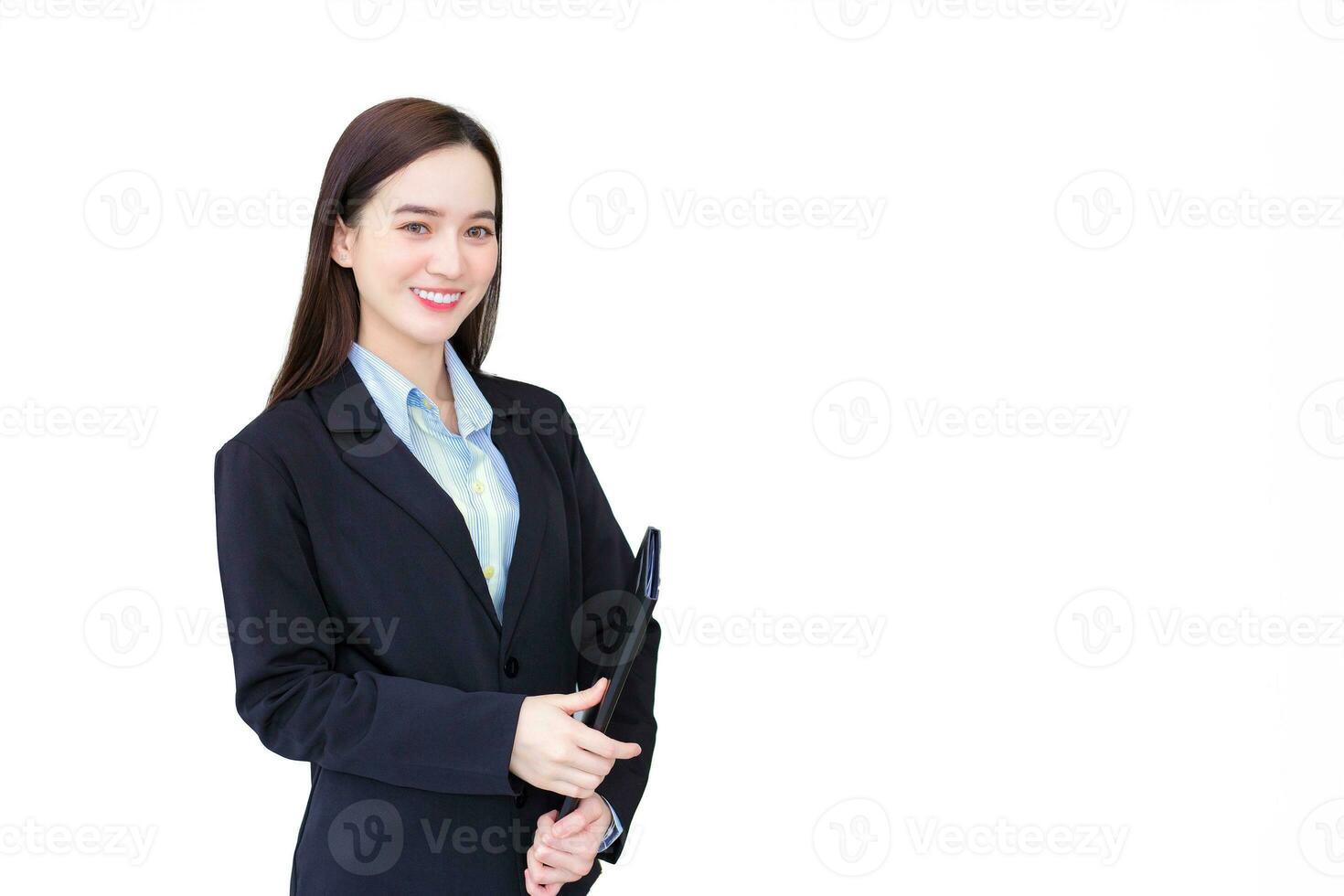 professionnel Jeune asiatique femme Bureau ouvrier dans noir costume détient presse-papiers dans sa mains et sur de soi sourit dans Bureau pièce tandis que isolé sur blanc Contexte. photo