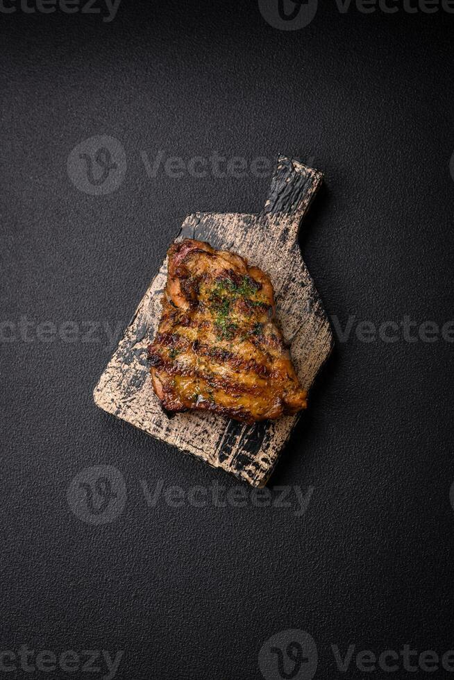 délicieux juteux du boeuf ou poulet steak avec sel, épices et herbes photo