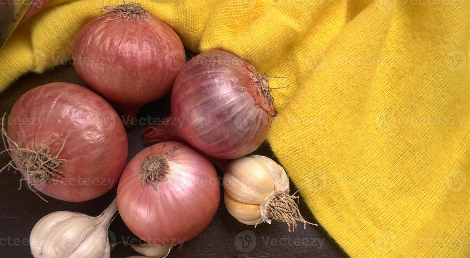 oignons rouges frais photo