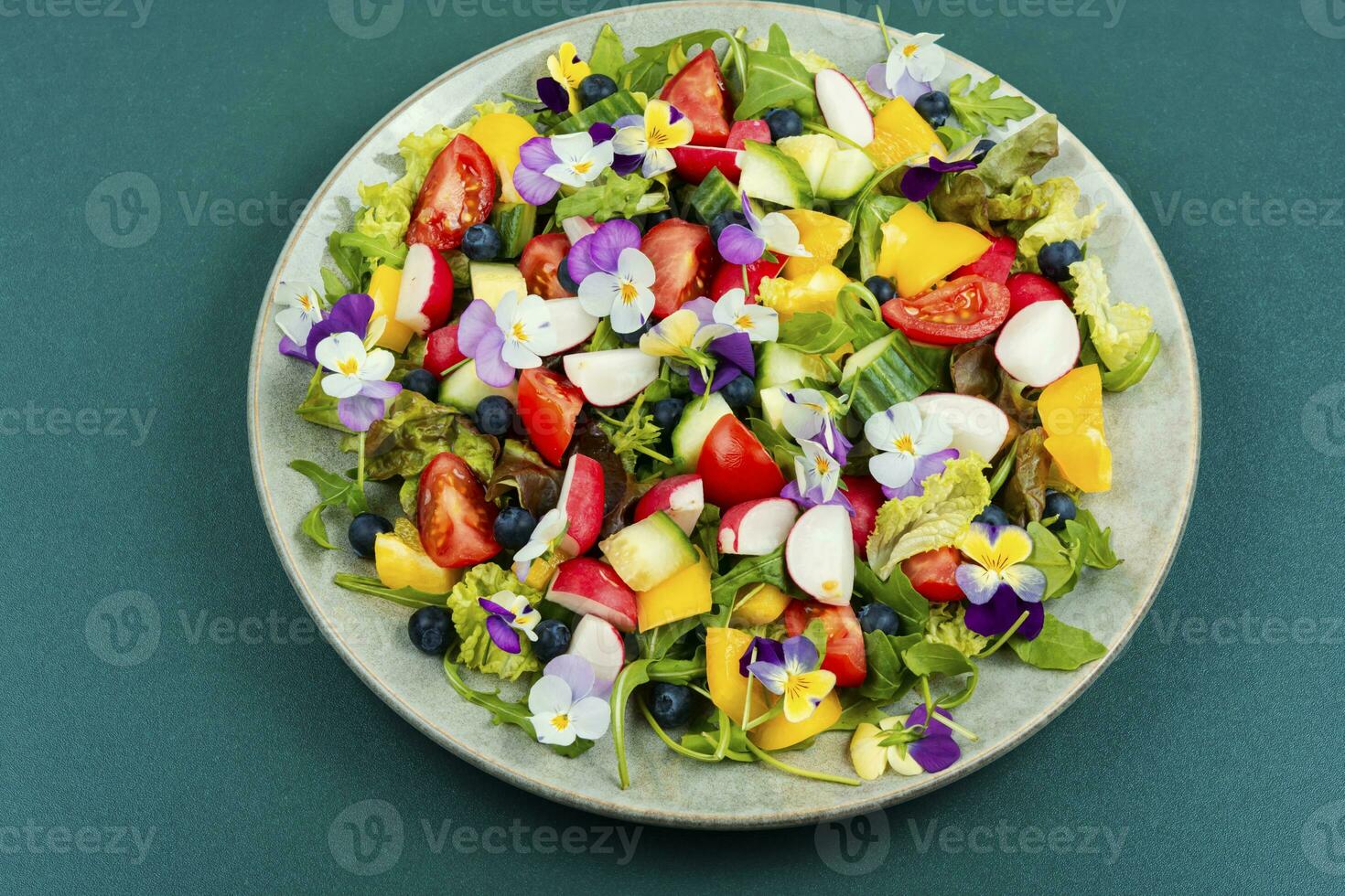 légume salade décoré avec fleurs. photo