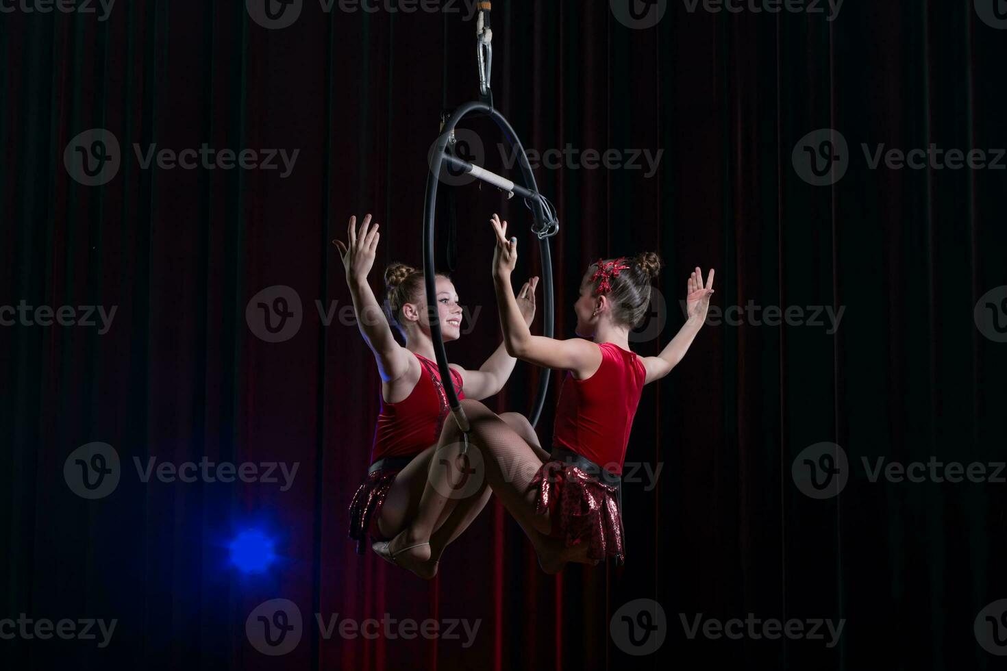 cirque actrice acrobate performance. deux les filles effectuer acrobatique éléments dans le air anneau. photo