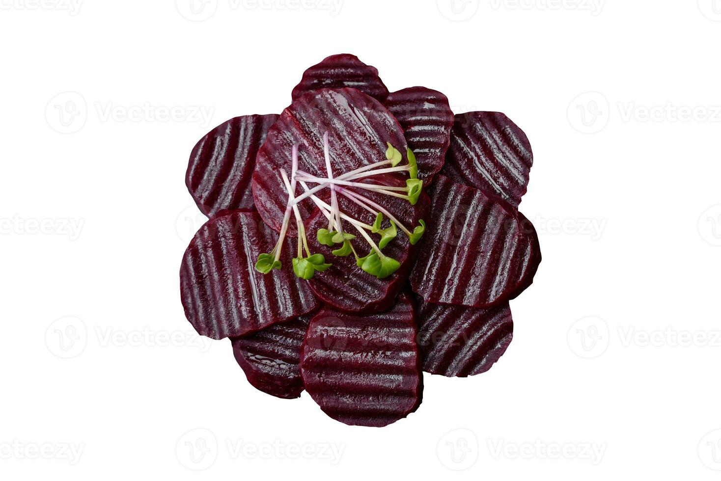 délicieux en bonne santé bouilli rubis coloré betteraves tranché sur une noir assiette photo