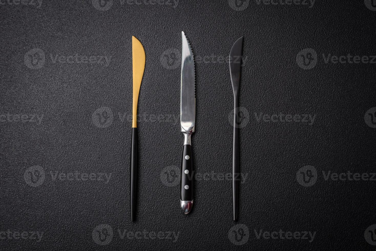 cuisine couteau fabriqué de acier sur une foncé texturé Contexte photo