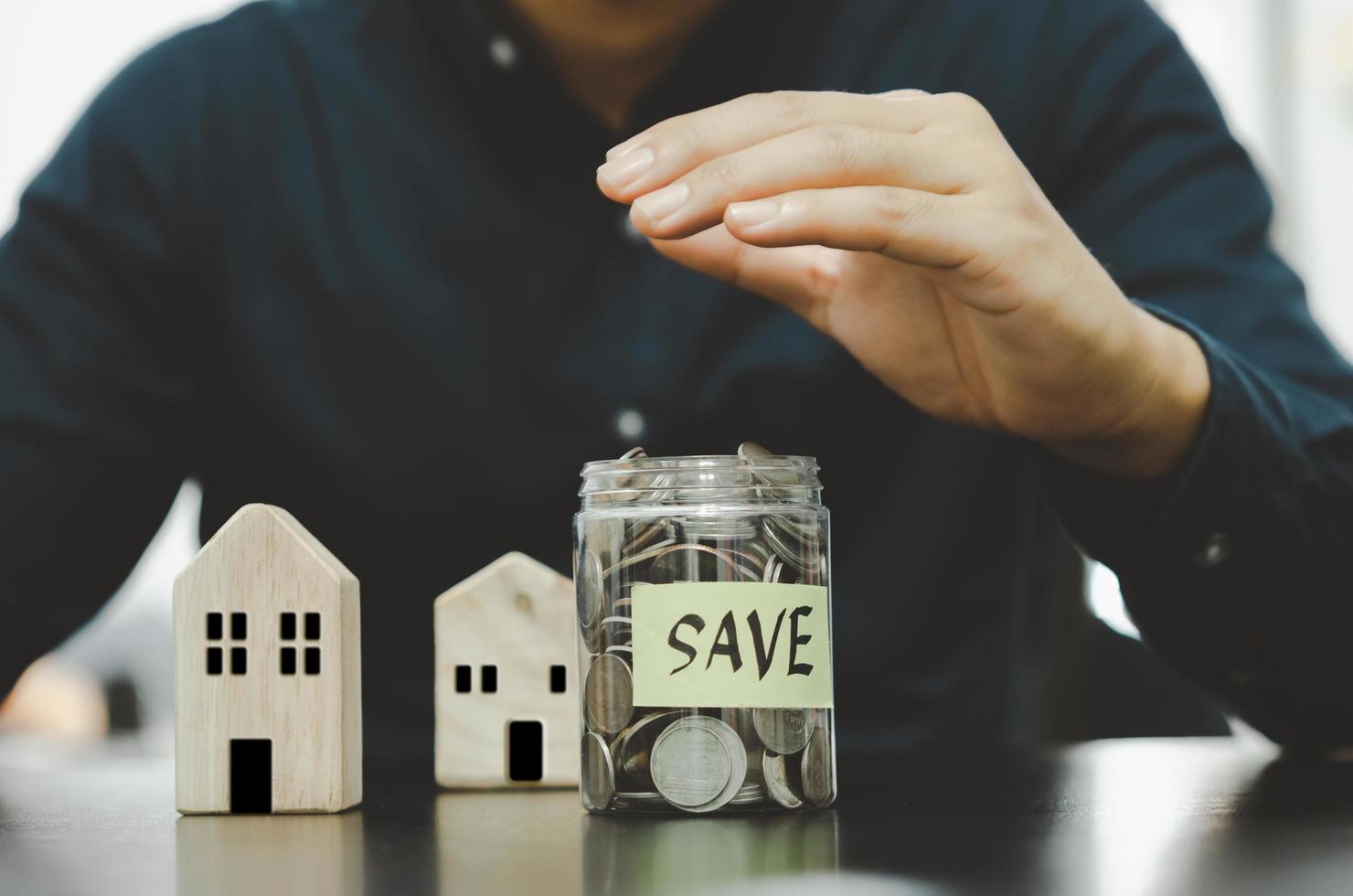 épargne pour investir ou épargner pour la retraite. souscrire une assurance ou une assurance maladie. investir dans l'immobilier ou le logement à l'avenir. concept d'entreprise financière photo