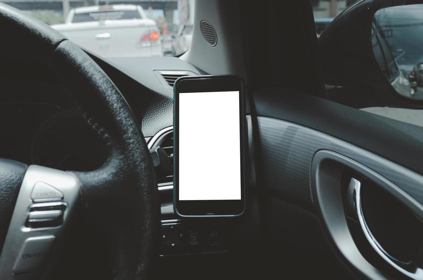 téléphone portable sur la ventilation de la voiture.blank avec écran blanc.mock up smart phone dans la voiture. photo