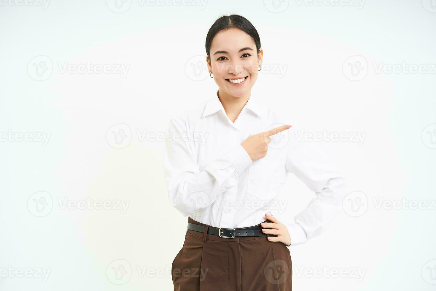 portrait de souriant coréen femme, Dame patron points doigt droite, spectacles bannière, publicité sur blanc Contexte photo
