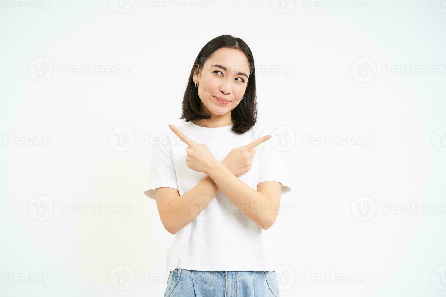 en pensant asiatique fille fait du sa décision, points de côté, deux façons, choisir, des stands isolé sur blanc Contexte photo