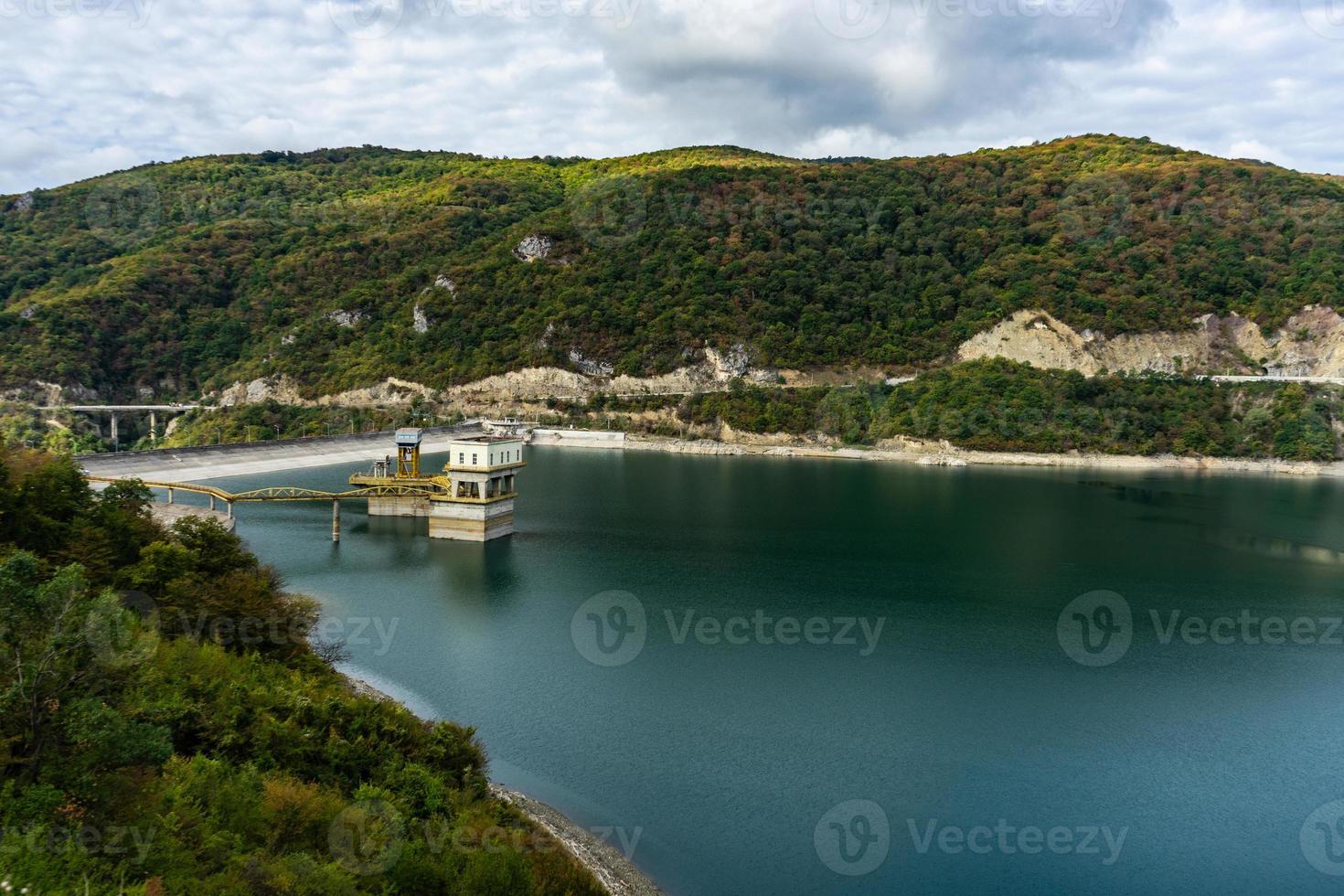 célèbre réservoir de zhinvali dans les montagnes du caucase en géorgie photo