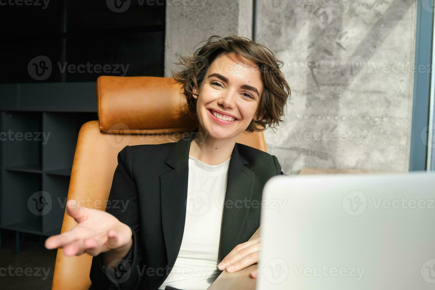 portrait de Jeune réussi femme d'affaires donnant présentation en ligne, assister séminaire en ligne sur ordinateur portable, séance dans bureau, à la recherche à ordinateur écran photo