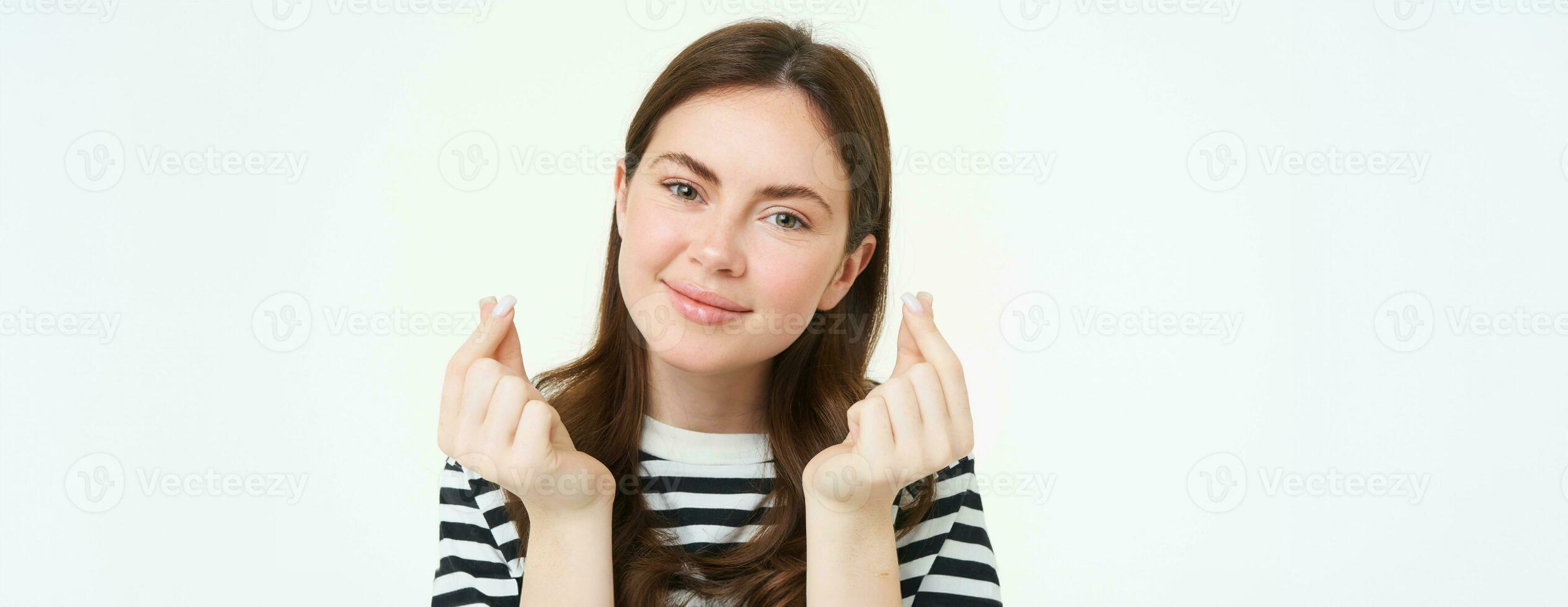 portrait de magnifique Jeune femme spectacles doigt cœurs signe, l'amour et se soucier, aime qch, des stands plus de blanc studio Contexte photo