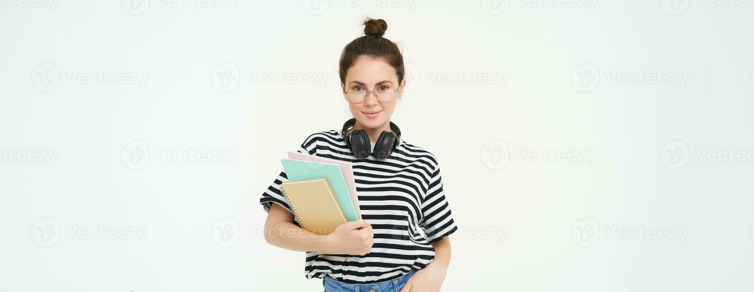 étudiant mode de vie et gens concept. portrait de Jeune femme dans lunettes, prof ou Université fille avec livres et étude matériel, posant plus de blanc Contexte photo