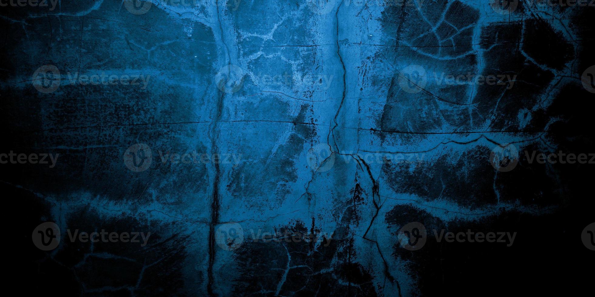 mur fissuré bleu foncé effrayant pour le fond photo