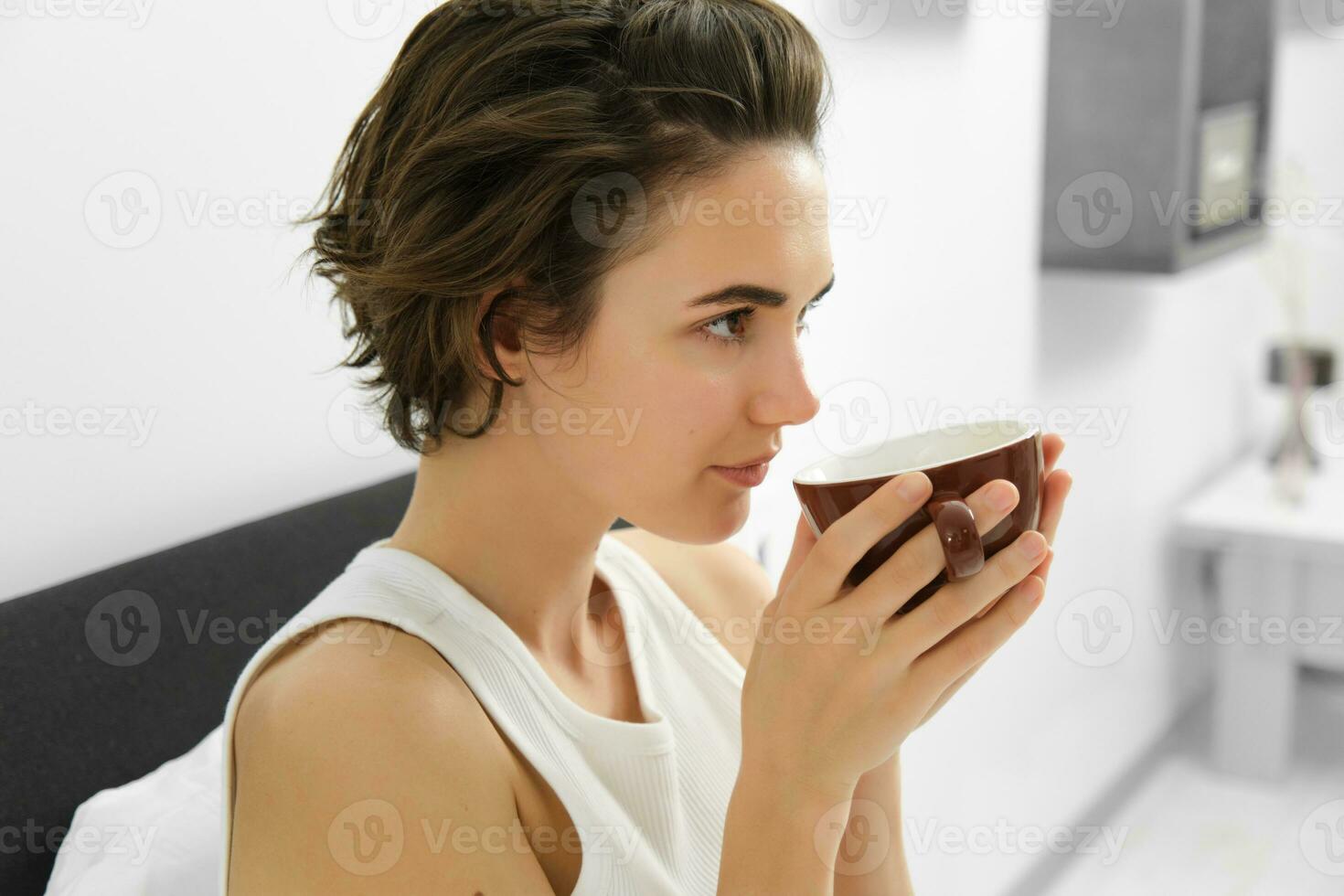 portrait de femme odeur café, en buvant Matin tasse dans lit, veille en haut photo