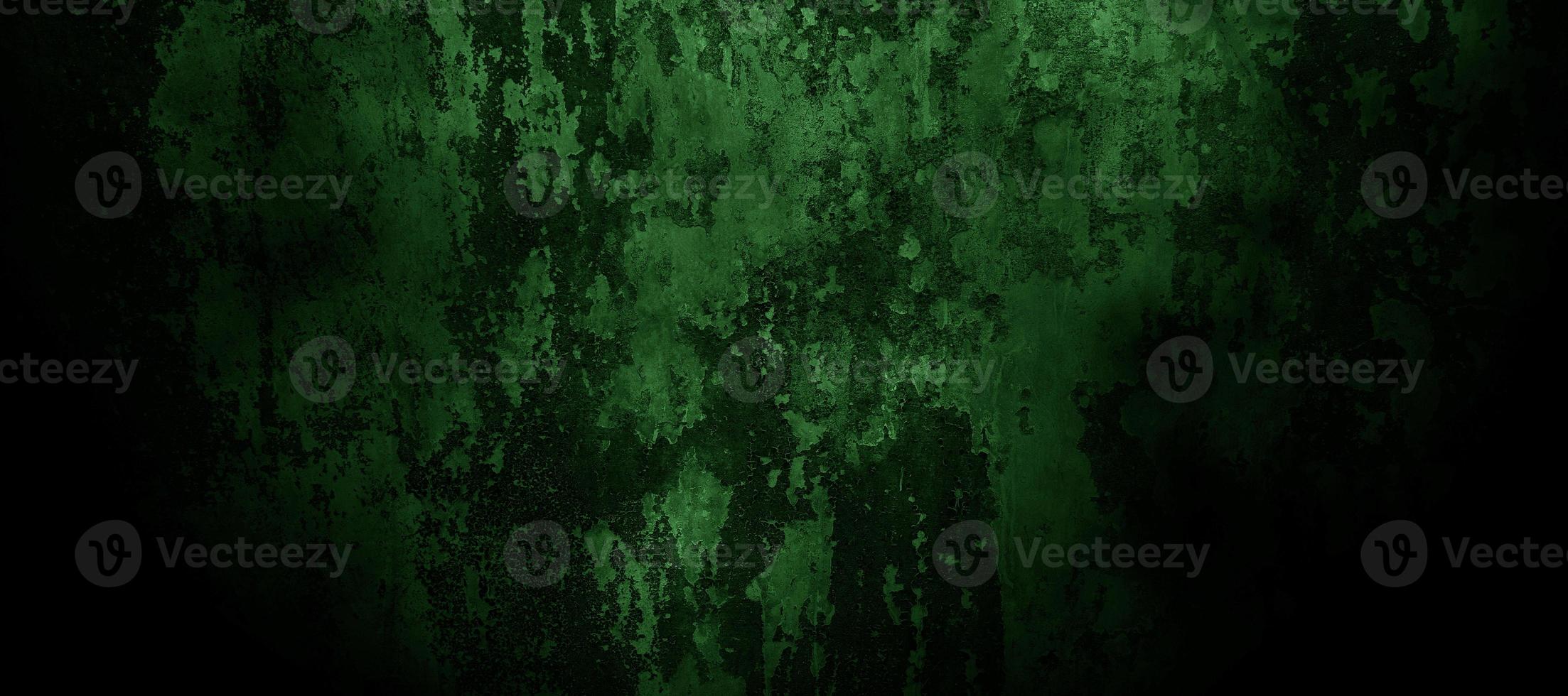 mur fissuré brumeux vert foncé effrayant pour le fond photo